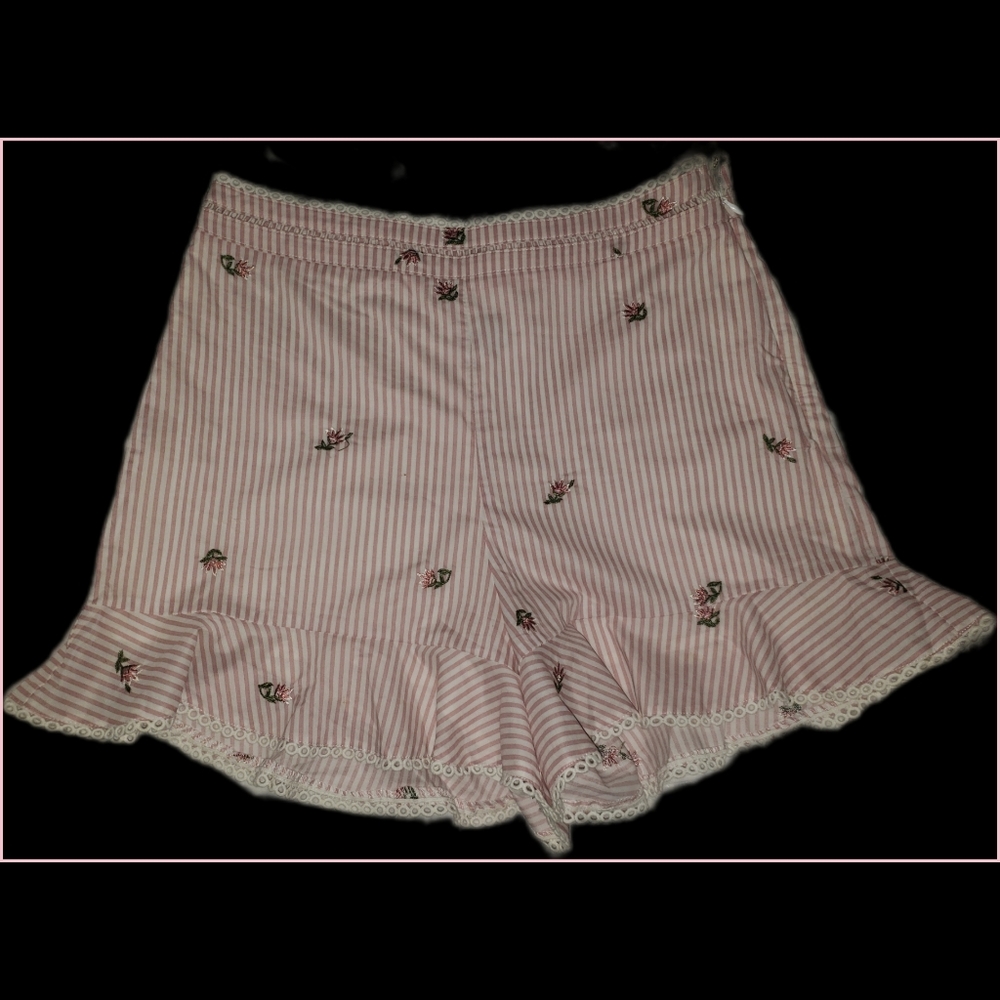 🍍JOA Ruffled floral embroidered shorts